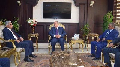 محافظ البحر الأحمر يستقبل رئيس جامعة جنوب الوادي.. (صور) 