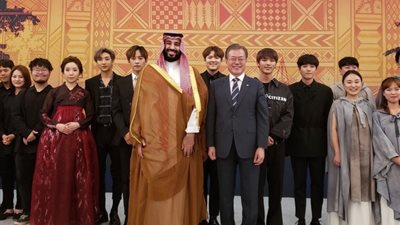 ولي العهد والرئيس الكوري مع أعضاء فرقة البوب (صور)