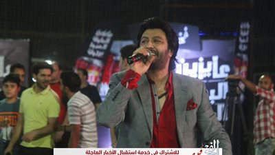 سامح يسري يحتفل مع الجماهير بين الشوطين بتقدم المنتخب