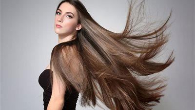 زيوت لتنعيم الشعر ونموه.. جربيها 