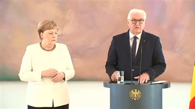 للمرة الثانية.. الكاميرات ترصد رعشة جديدة لميركل 