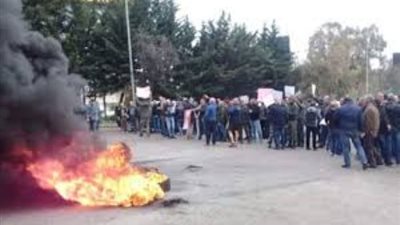 قدامى المحاربون اللبنانيون يغلقون الطريق السريع احتجاجًا على ضريبة التقاعد