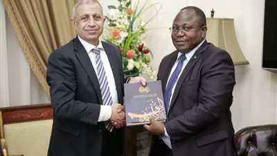 على هامش كأس إفريقيا.. رئيس الأكاديمية العربية بالإسكندرية يستقبل سفيري زامبيا ورواندا