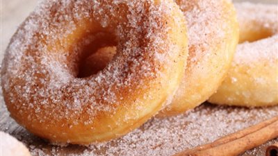 دوناتس بالقرفة بالفرن.. طريقة التحضير