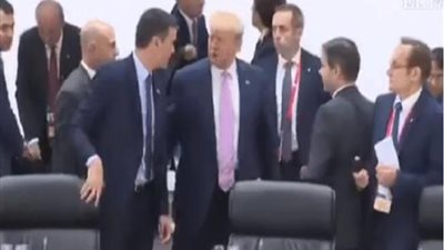 ترامب يوقف حديثه مع رئيس وزراء أسبانيا ويشير إلى مقعده (فيديو)