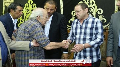 عمرو عبدالعزيز ورشوان توفيق يؤديان واجب العزاء في محمد النجار بعمر مكرم (صور)