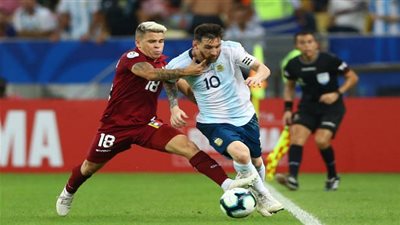 ميسي يهاجم ملعبا تاريخيا يجعل الكرة مثل الأرنب