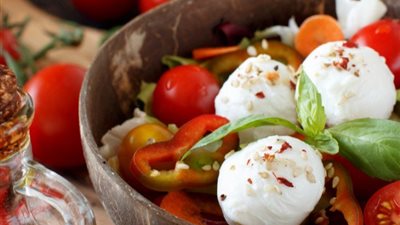 سلطة اللبنة مع الطماطم 