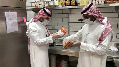 حملات رقابية على المنشآت الغذائية بالأسياح
