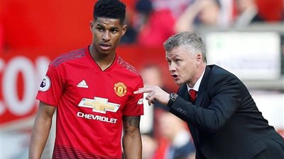 مانشستر يونايتد يصدم برشلونة ويجدد عقد نجمه