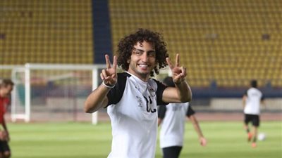 ولا في دماغه.. عودة عمرو وردة بالابتسامات وإشارات علامة النصر (صور)