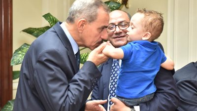 في ذكرى 30 يونيو محافظ أسيوط يمنح أسرة الشهيد النقيب مصطفى عثمان وسام المحافظة (فيديو)