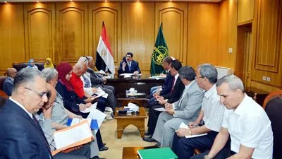 محافظ القليوبية يبحث مع رؤساء المدن تنفيذ خطة 2019-2020  في الرصف والنظافة والإنارة (صور)