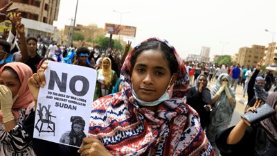 الإمارات تدعو إلى الحوار في السودان لتجنب العنف