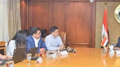  وزير التجارة والصناعة يبحث مع كبريات الشركات الصينية إنتاج السيارات الكهربائية بالسوق المصري