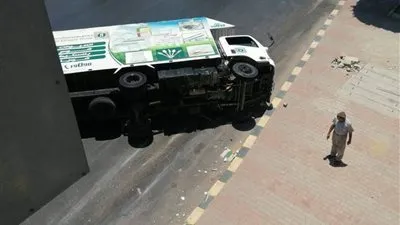 انقلاب سيارة نقل ثقيل أمام 