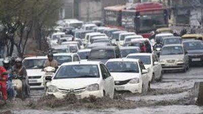 الأمطار تضرب العاصمة الهندية وتسبب اختناقات مرورية