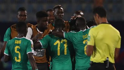 التاريخ يُرجح كفة السنغال أمام أوغندا قبل صدام أمم إفريقيا