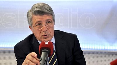 رئيس أتلتيكو مدريد يفتح النار على برشلونة