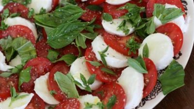 طريقة تحضير طماطم مع جبن الموزاريلا