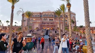 الإمارات تعلن عن قرار هام يخص السياح