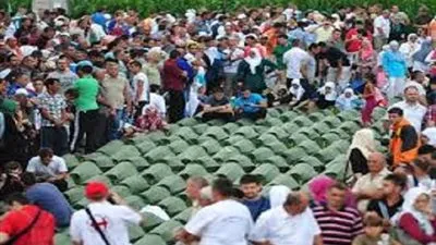 الآلاف  يتظاهرون بالبوسنة في ذكرى مجزرة سريبرينيتسا