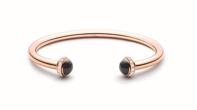 على غرار النجمات.. أساور ذهبية نسقيها مع إطلالتك