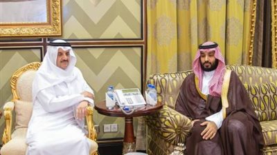 ولي العهد يعزي أمير الشرقية في وفاة والدته