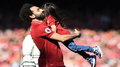 مكة محمد صلاح ترقص في فرح شعبي على أنغام 