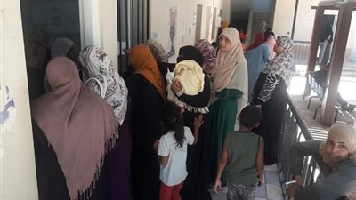 كلية طب جامعة السويس تنظم قافلة طبية بقرية الشلوفه بالجناين (صور)