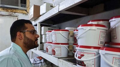 إغلاق 18 منشأة ومصادرة 20 طن مواد غذائية مجهولة المصدر بمكة