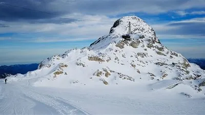 شاهد.. لحظة اصطدام مروحية بطائرة في جبال الألب  