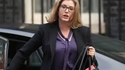 وزيرة الدفاع البريطاني تشكر البحرية الملكية لدعمها القانون الدولي