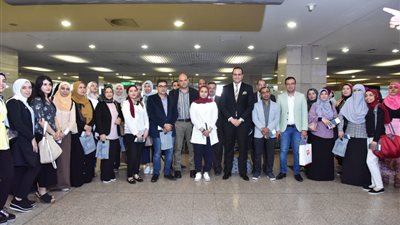 الدفعة الثانية من أطباء منظومة التأمين الصحي الجديدة تغادر إلى إنجلترا للتدريب (صور)