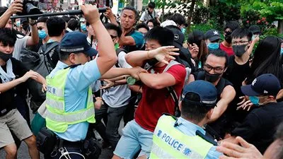 اشتباكات عنيفة بين الشرطة ومحتجين في هونغ كونغ