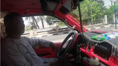 سائقي السرفيس بالأقصر يستعينوا بالحلوى لحل أزمة إعادة باقي الأجرة للركاب (صور)