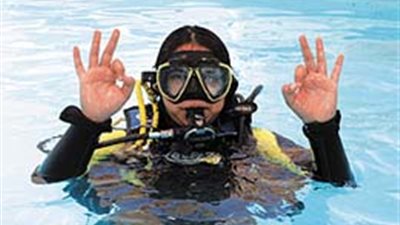 مدربة سعودية تطلق رحلات غوص نسائية في أعماق مياه جدة.. لأول مرة
