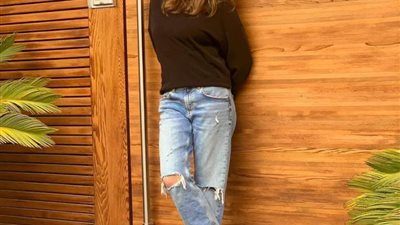 نسقي الجينز بأسلوب نانسي عجرم لإطلالة شبابية متألقة 