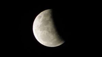 هذه الدول تشهد الخسوف الجزئي للقمر غدا 