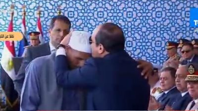 لفتة إنسانية.. السيسي يقبل رأس والد الشهيد رقيب أحمد محمد عبد العظيم