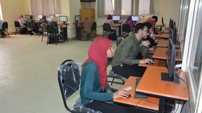 إجراء الاختبار الإلكتروني التجريبي الموحد لطلاب كلية التمريض بجامعة الفيوم  