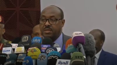 الدموع تغالب الوسيط الإثيوبي خلال توقيع اتفاق السودان