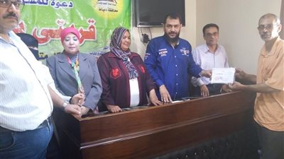 تسليم شهادات محو الأمية للناجحين في دمياط (صور)