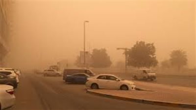 عاصفة ترابية في السعودية تتسبب في تحطم السيارات والمباني 