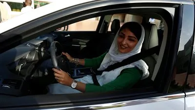 الغياب النسائي لتعلُّم القيادة يثير 