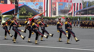 أسر طلاب الكليات العسكرية يستقبلون السيسي بـ