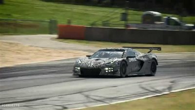 شيفرولية تعمل على سيارة السباقات كورفيت C8.R