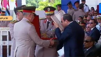 مدير الكلية الحربية يهدي السيسي هدية تذكارية