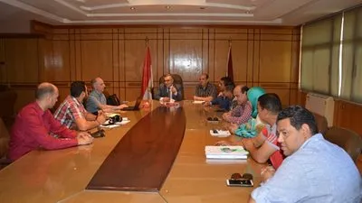  نائب رئيس جامعة الفيوم يجتمع بالخبير البيئي بالأمم المتحدة لمناقشة مشروع استدامة النقل بالجامعة 