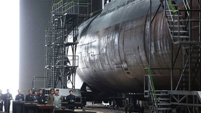 قدراتها سرية.. زعيم كوريا الشمالية يتفقد غواصة جديدة